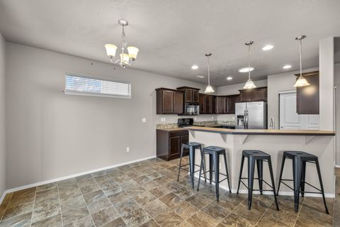 Tiny photo for 2691 NE 6th Drive, Redmond, OR 97756 (MLS # 220215610)
