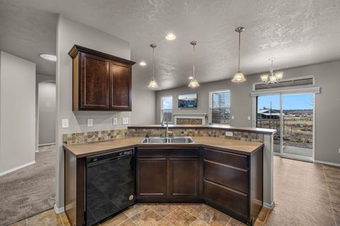 Tiny photo for 2691 NE 6th Drive, Redmond, OR 97756 (MLS # 220215610)