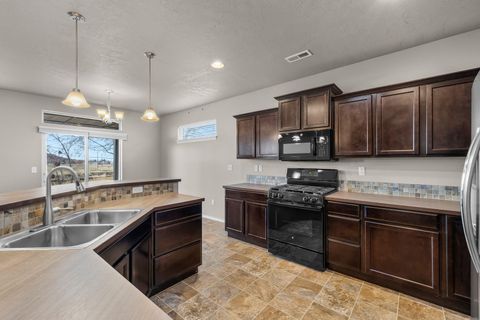 Tiny photo for 2691 NE 6th Drive, Redmond, OR 97756 (MLS # 220215610)