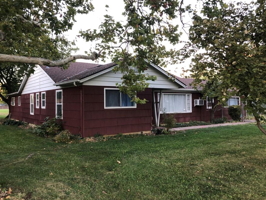 Three bedroom, 2 bath ranch house sitting comfortably on 2.18 flat usable acres. Minutes from Jacksonville and Medford, this property an
offers incredible opportunity for someone looking for a rural feel close to town. Don't miss out! Seller is related to the listing agent.