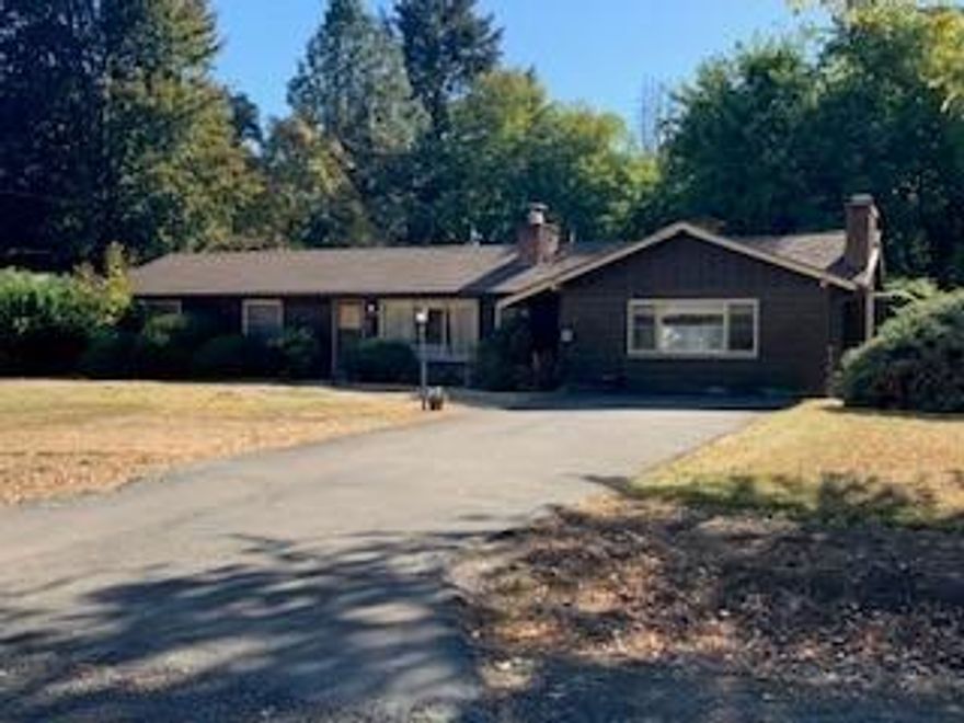 Relive the 70's with multi colored shag rug (hardwood flooring underneath) bright orange wallpaper in the bathroom. Fantastic subdivision, Large corner lot (.38ac) with private well for irrigation. Close to elementary school and S Medford High School. Shopping, restaurants, and entertainment are only 10 min away in Jacksonville. Great first time buyer home or retire.