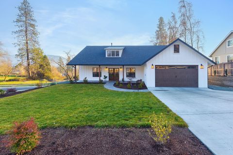 Photo of 1645 NW Williamsburg Drive, Grants Pass, OR 97526 (MLS # 220214039)
