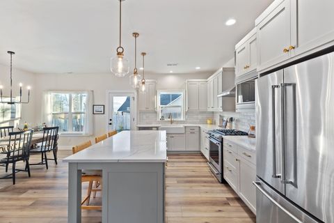 Tiny photo for 1645 NW Williamsburg Drive, Grants Pass, OR 97526 (MLS # 220214039)