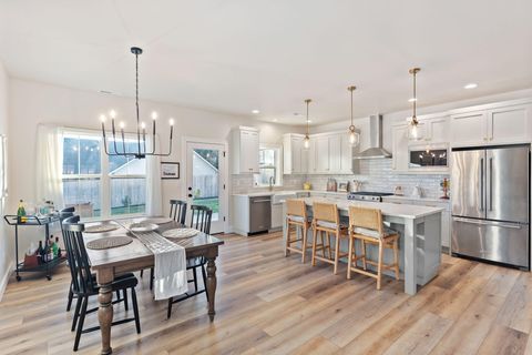 Tiny photo for 1645 NW Williamsburg Drive, Grants Pass, OR 97526 (MLS # 220214039)