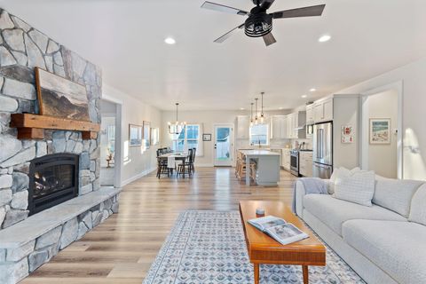 Tiny photo for 1645 NW Williamsburg Drive, Grants Pass, OR 97526 (MLS # 220214039)