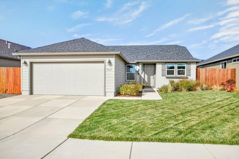 Tiny photo for 3537 Durst Street, Medford, OR 97504 (MLS # 220211178)
