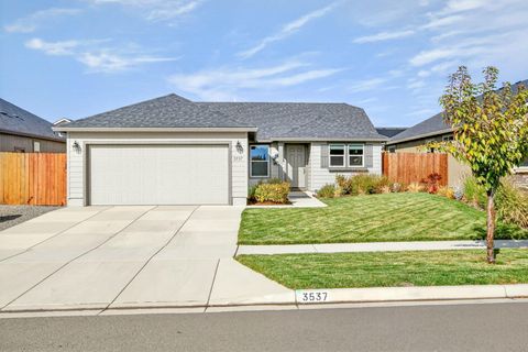 Photo of 3537 Durst Street, Medford, OR 97504 (MLS # 220211178)