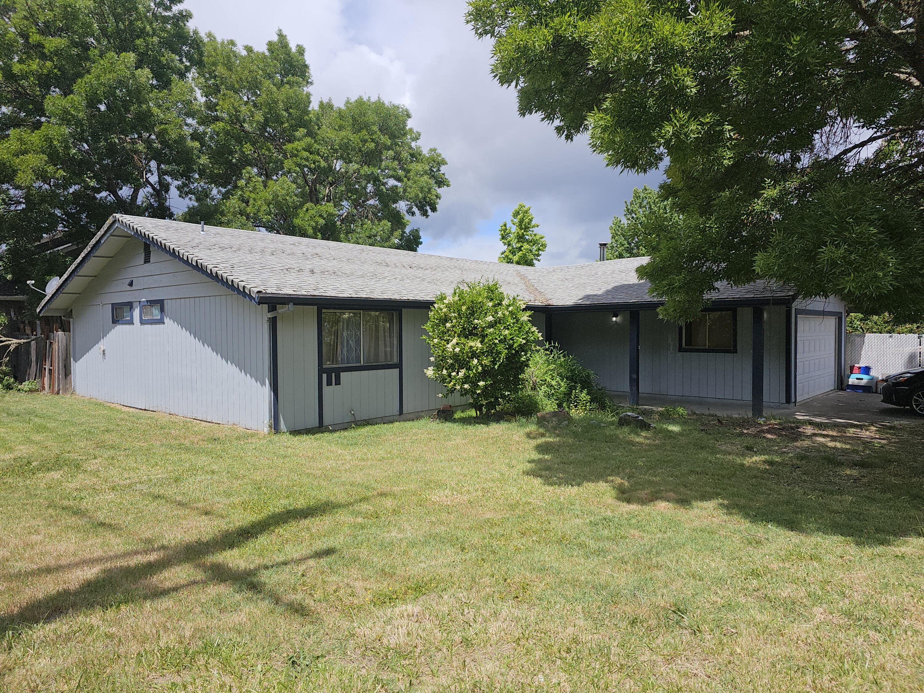 238 SE Grandview Lane