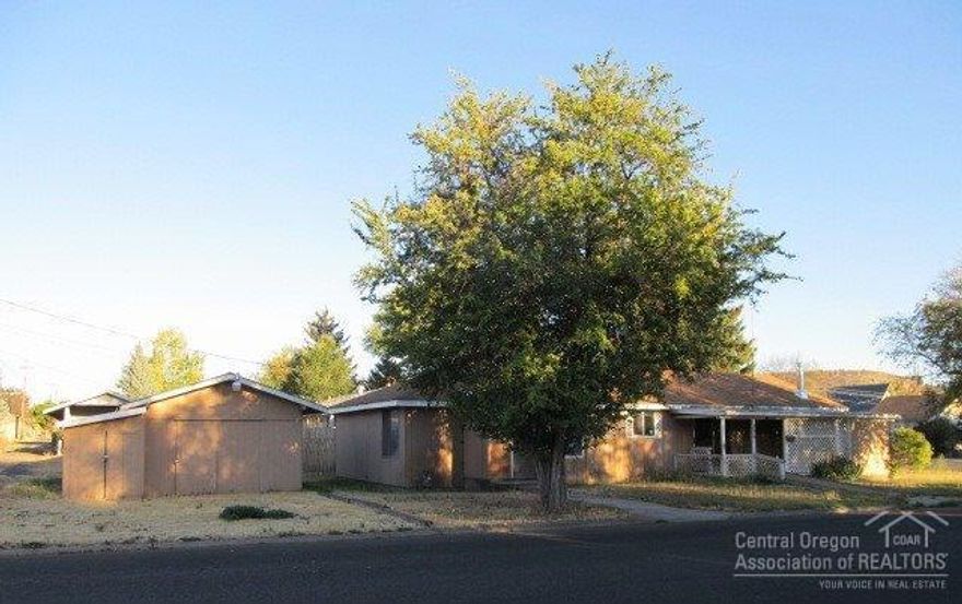 Cozy single level home conveniently located near downtown Prineville. Perfect for the handy first time buyer or investor!