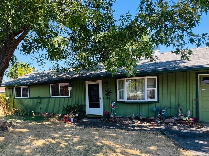 Bring your paint and grab your hammers, this little home can use your imagination!! Wonderful Cul-De-Sac location, nearly a quarter acre lot, with access strip to Howard Elementary Grade School. Home is a 3 bedroom, one bath home, utility in garage, and sliding door to backyard.  Owner is in the process of vacating.