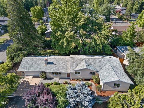 Photo of 2334 Black Oak Way, Ashland, OR 97520 (MLS # 220223188)