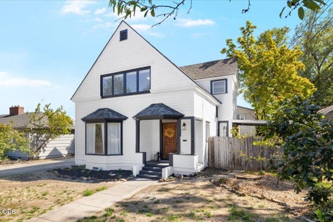 Photo of 425 S Oakdale Avenue, Medford, OR 97501 (MLS # 220228829)
