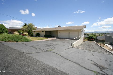 Tiny photo for 7846 Donegal Avenue, Klamath Falls, OR 97603 (MLS # 220224277)