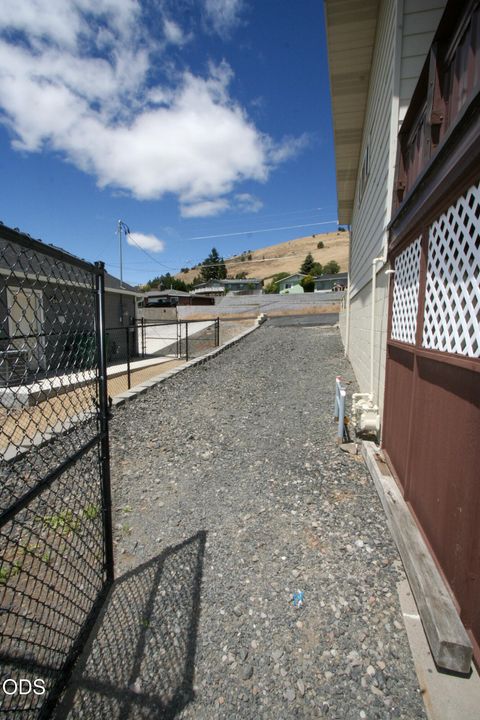Tiny photo for 7846 Donegal Avenue, Klamath Falls, OR 97603 (MLS # 220224277)