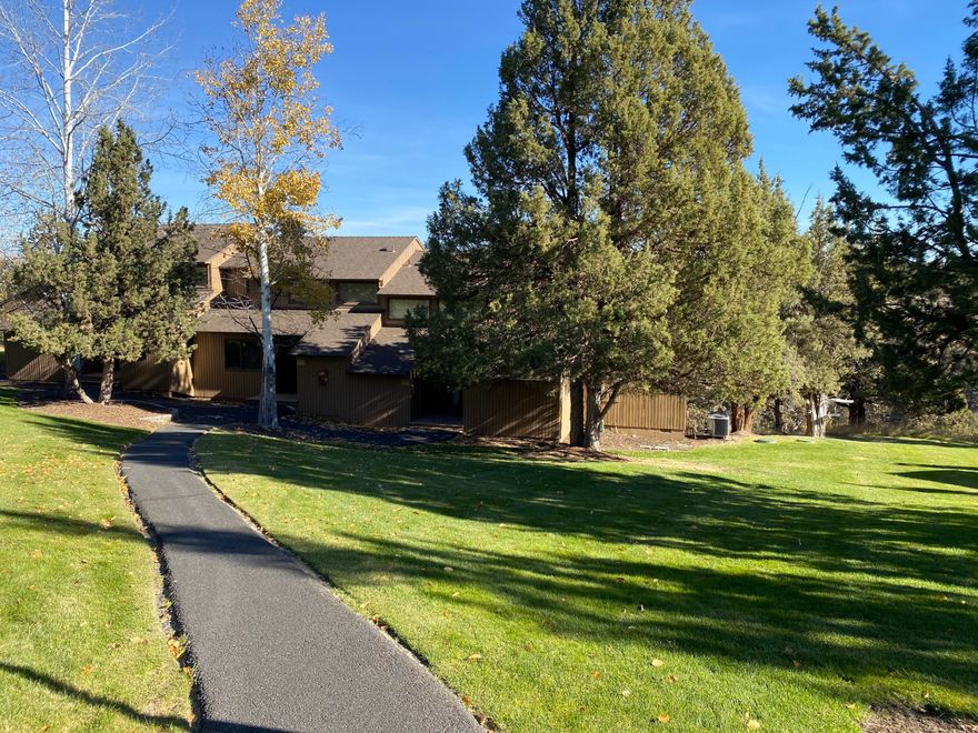 Need a relaxing getaway spot? This is the place for you! Come stay for 5 weeks per year in Eagle Crest Resort right along the canyon where you can see the river. Don't forget to enjoy all the amenities during your stay. From hiking and biking to sports center and golf, you can't go wrong. Call for a private tour today!
Please follow the attached COVID showing instructions for all showings.