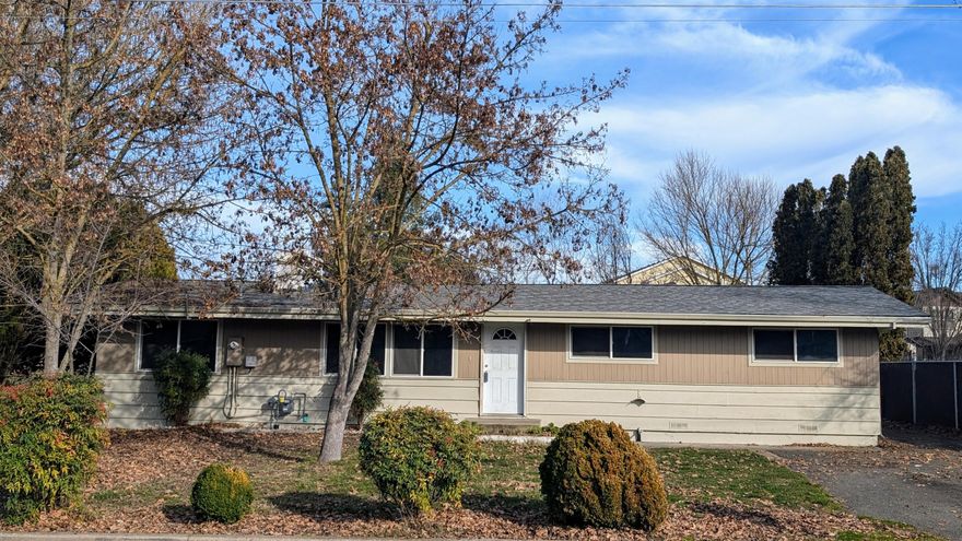 This home features 1400 sq.ft. of living space, 3 bedrooms/1.5 bathrooms. Located in the Mae Richardson school zone, the location is great. Open beam vaulted ceilings throughout the home. There is a separate living/family room that could be a 4th bedroom. Room for RV parking on almost 1/4 acre lot.