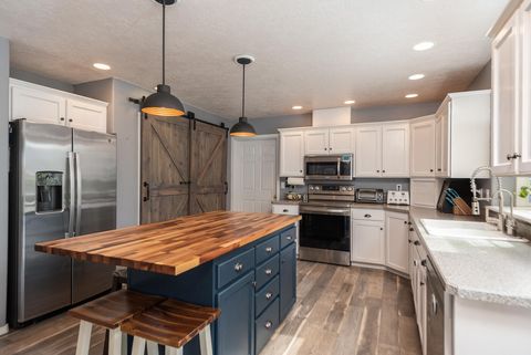 Tiny photo for 905 SW Burns Lane, Madras, OR 97741 (MLS # 220217580)