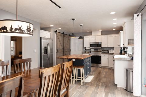 Tiny photo for 905 SW Burns Lane, Madras, OR 97741 (MLS # 220217580)