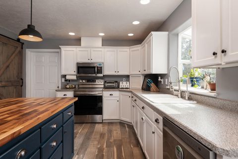 Tiny photo for 905 SW Burns Lane, Madras, OR 97741 (MLS # 220217580)