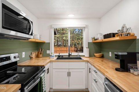 Tiny photo for 69573 Halter, Sisters, OR 97759 (MLS # 220222739)