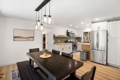 Tiny photo for 69573 Halter, Sisters, OR 97759 (MLS # 220222739)
