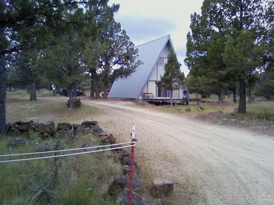 This is a special cabin, tucked away on a cul de sac, neat and tidy and just to cute! Come play in the heart of Central Oregon on Lake Billy Chinook in this gated community. All the water sports, including great fishing, ATV riding and MILLIONS of stars. This one won't last long!
