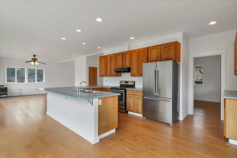 Tiny photo for 33910 Railroad Avenue, Gates, OR 97346 (MLS # 220216867)