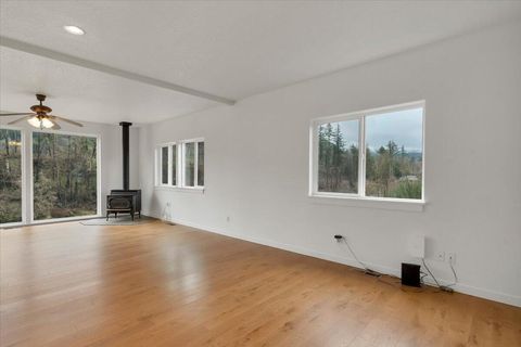 Tiny photo for 33910 Railroad Avenue, Gates, OR 97346 (MLS # 220216867)