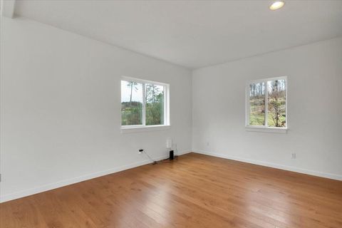 Tiny photo for 33910 Railroad Avenue, Gates, OR 97346 (MLS # 220216867)