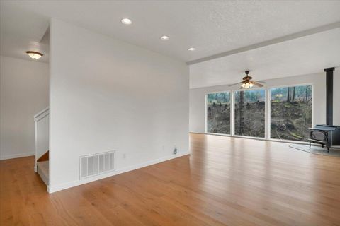 Tiny photo for 33910 Railroad Avenue, Gates, OR 97346 (MLS # 220216867)