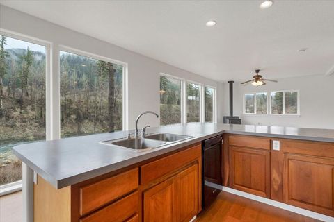 Tiny photo for 33910 Railroad Avenue, Gates, OR 97346 (MLS # 220216867)