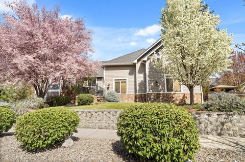 Photo of 1868 NW F Street, Grants Pass, OR 97526 (MLS # 220217693)