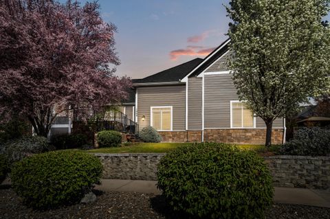 Tiny photo for 1868 NW F Street, Grants Pass, OR 97526 (MLS # 220217693)