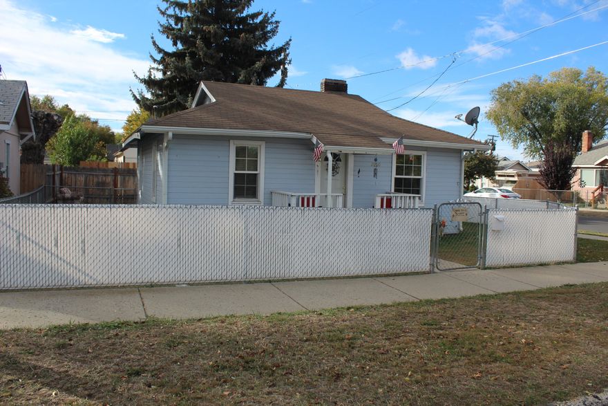 You won't want to let this one slip by.  Here is a 790 Sq. Ft. Bungalow home that could be an investment property, or a place to call your own.  This 2 Bedroom, 1 Bathroom is tucked in a great central location, close to shopping and public transportation.   Only an 8 minute drive to OIT and Sky Lakes Medical Center.  Close to community parks and the nearby elementary school.  

This home is currently rented.  Please set appointments with 24 hour notice.
