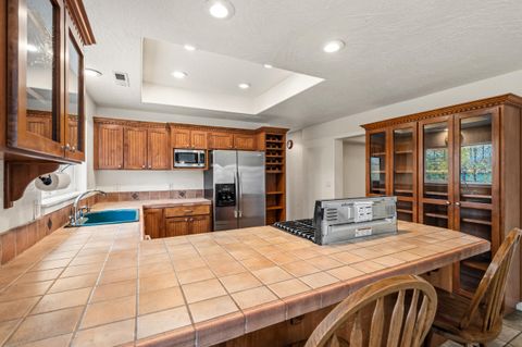 Tiny photo for 1924 Myers Lane, Medford, OR 97501 (MLS # 220212018)