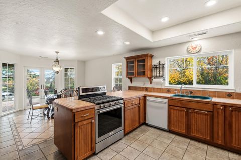 Tiny photo for 1924 Myers Lane, Medford, OR 97501 (MLS # 220212018)