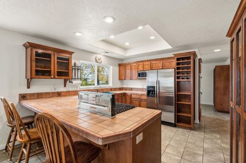 Tiny photo for 1924 Myers Lane, Medford, OR 97501 (MLS # 220212018)