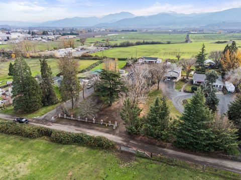 Tiny photo for 1924 Myers Lane, Medford, OR 97501 (MLS # 220212018)