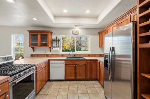 Tiny photo for 1924 Myers Lane, Medford, OR 97501 (MLS # 220212018)