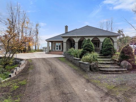 Photo of 1924 Myers Lane, Medford, OR 97501 (MLS # 220212018)