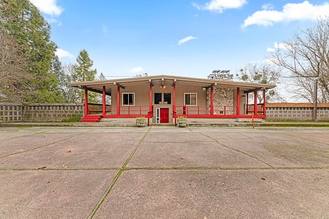 Photo of 975 NW Starlite Place, Grants Pass, OR 97526 (MLS # 220213854)