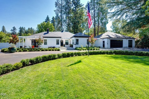 Photo of 123 Vancouver Avenue, Medford, OR 97504 (MLS # 220227402)