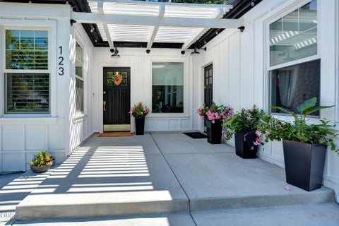Tiny photo for 123 Vancouver Avenue, Medford, OR 97504 (MLS # 220227402)