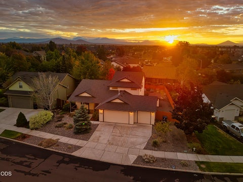 Photo of 2829 NW 19th Street, Redmond, OR 97756 (MLS # 220229038)