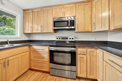 Tiny photo for 541 Barry Circle, Medford, OR 97501 (MLS # 220211724)