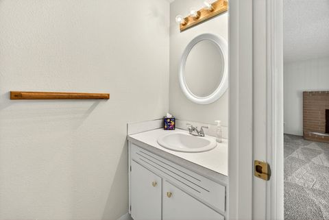 Tiny photo for 541 Barry Circle, Medford, OR 97501 (MLS # 220211724)