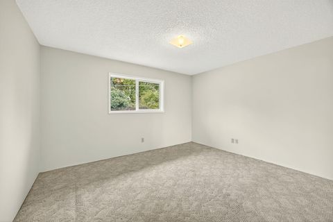 Tiny photo for 541 Barry Circle, Medford, OR 97501 (MLS # 220211724)