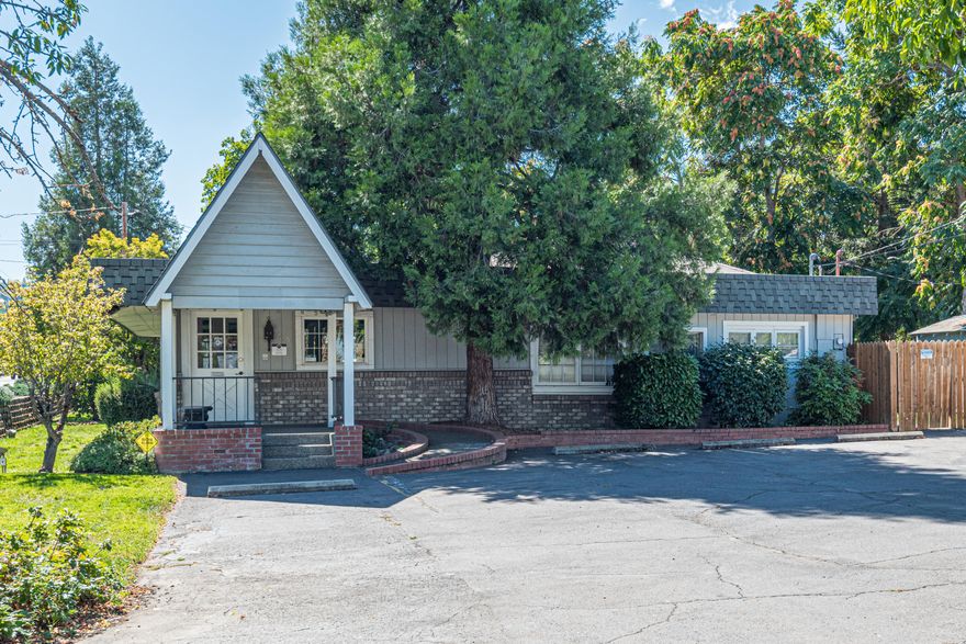 GREAT visibility from everyone coming from Medford into Jacksonville on the Jacksonville Hwy (238),  which becomes N Fifth Street in town.   Versatile floorplan (currently 5 or 6 private offices of varying sizes) with conference room, large reception area and kitchenette/storage room across the rear.  Enjoy your own fenced private yard and ample on-site parking.  Offered for quick sale at only $550,000!