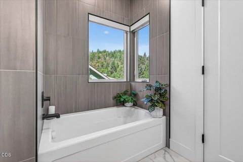 Tiny photo for 1300 Andrews Place, Jacksonville, OR 97530 (MLS # 220223402)