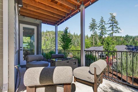 Tiny photo for 1300 Andrews Place, Jacksonville, OR 97530 (MLS # 220223402)